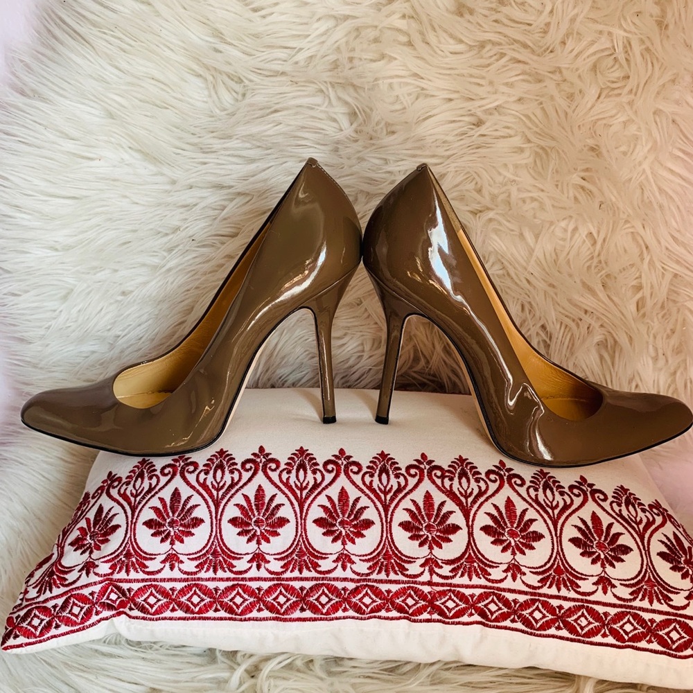 Auth Oscar de la Renta Mocha Patent stilettos.